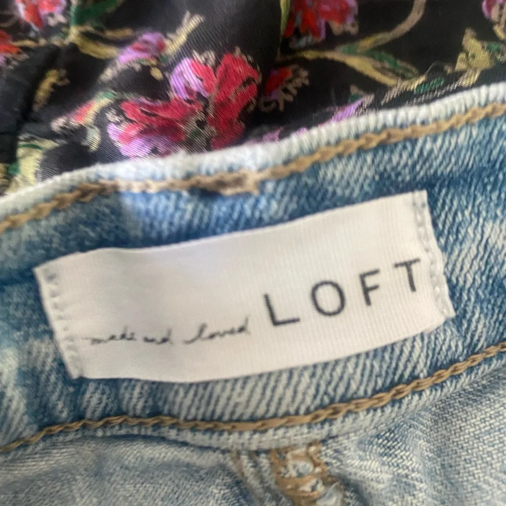 LOFT Light Wash Cuffed Denim Shorts. Size 6/28.